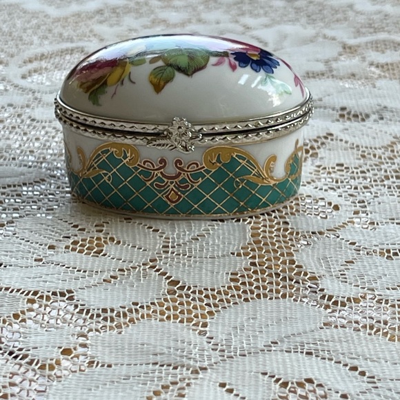 Mini porcelain box w/hinged lid, vintage - Picture 15 of 16